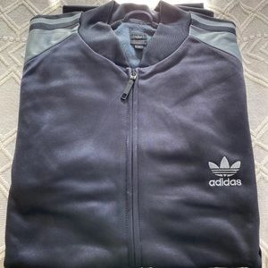Vintage adidas track jacket excellent!
Silver grey slate grey or blue grey